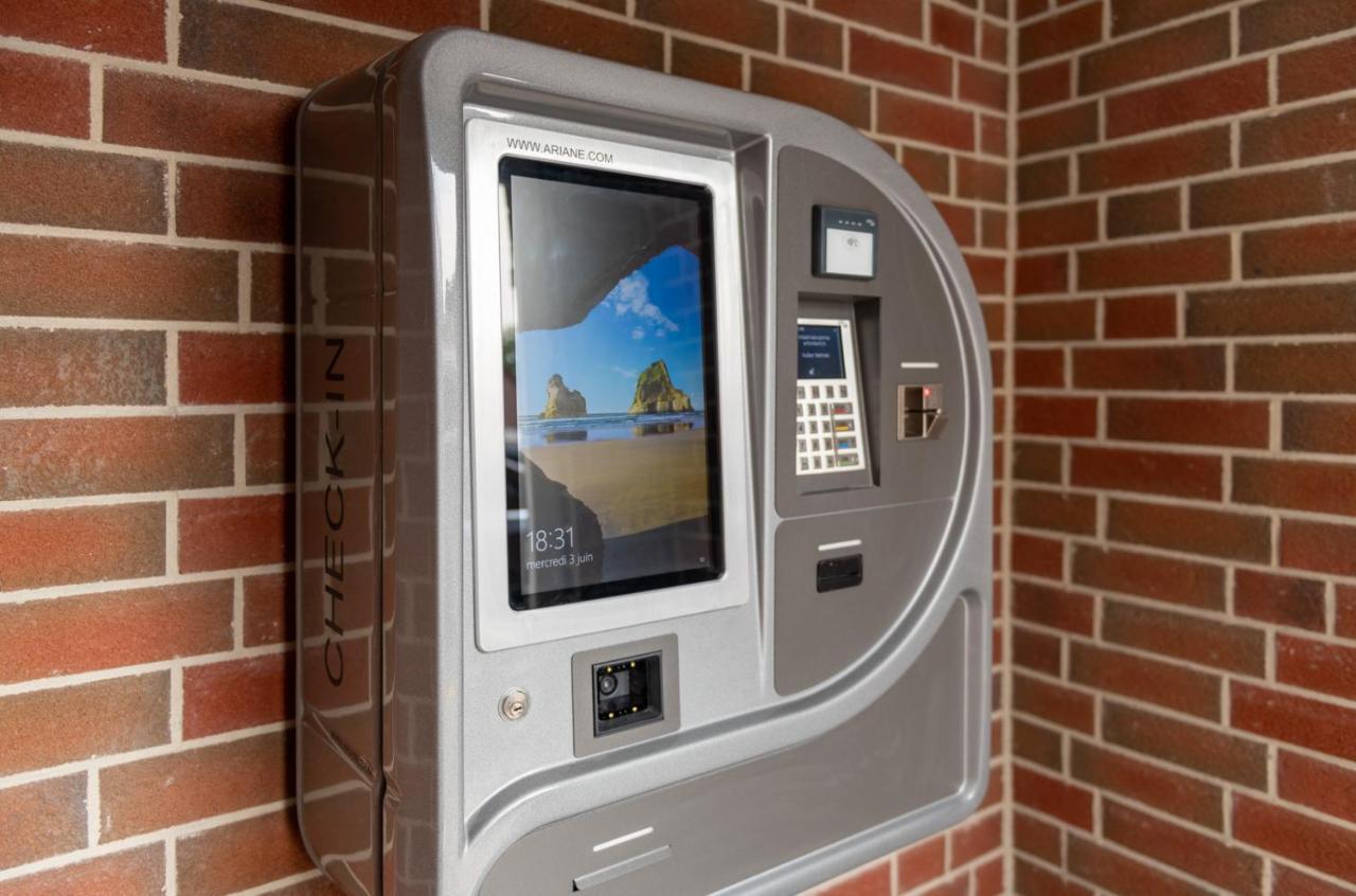 24/7 Selfcheckin Leer Exterior foto