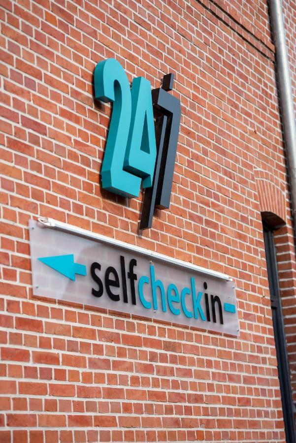 24/7 Selfcheckin Leer Exterior foto